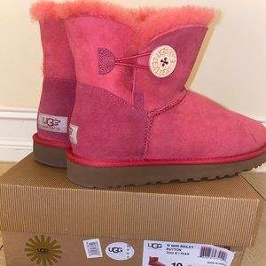 SOLD UGG Australia Ankle Boot w/Mini Bailey Button